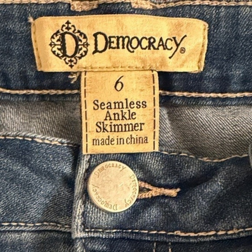 Democracy Seamless Ankle Skimmer Jeans Blue Distressed Raw Hem Size 6 B17560HSM - Picture 2 of 10